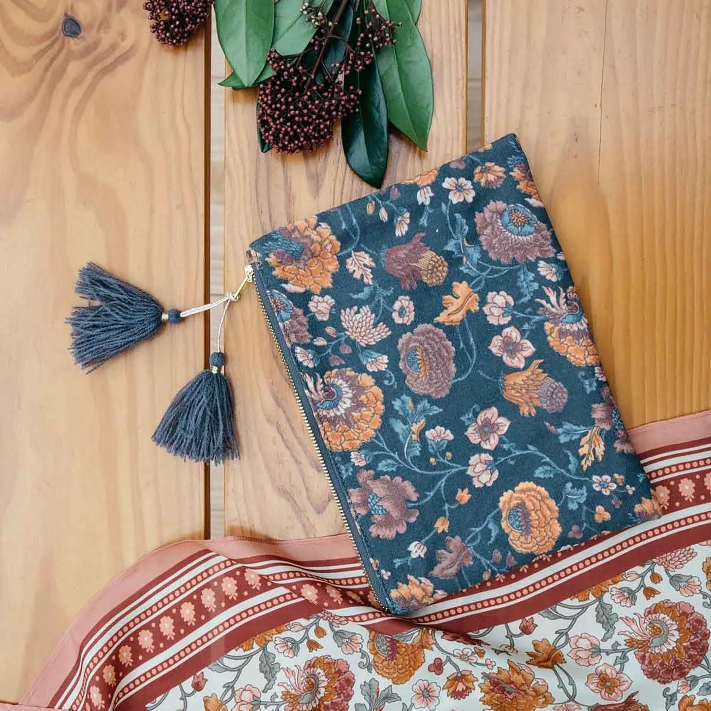 Pochette Domina de Louise Misha modèle Bohemian Flowers Charcoal