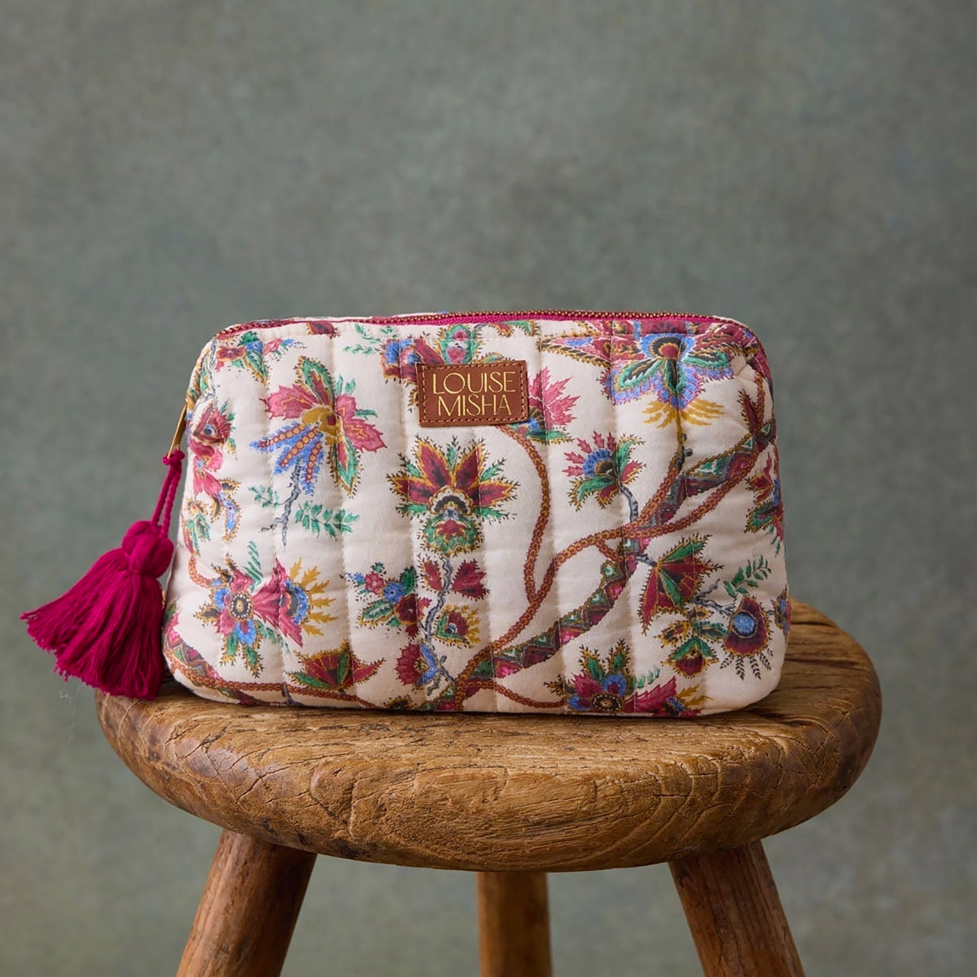 Pochette Teiki de Louise Misha, modèle Cream Bluebell Grove, en coton imprimé fleuri avec doublure déperlante rayée