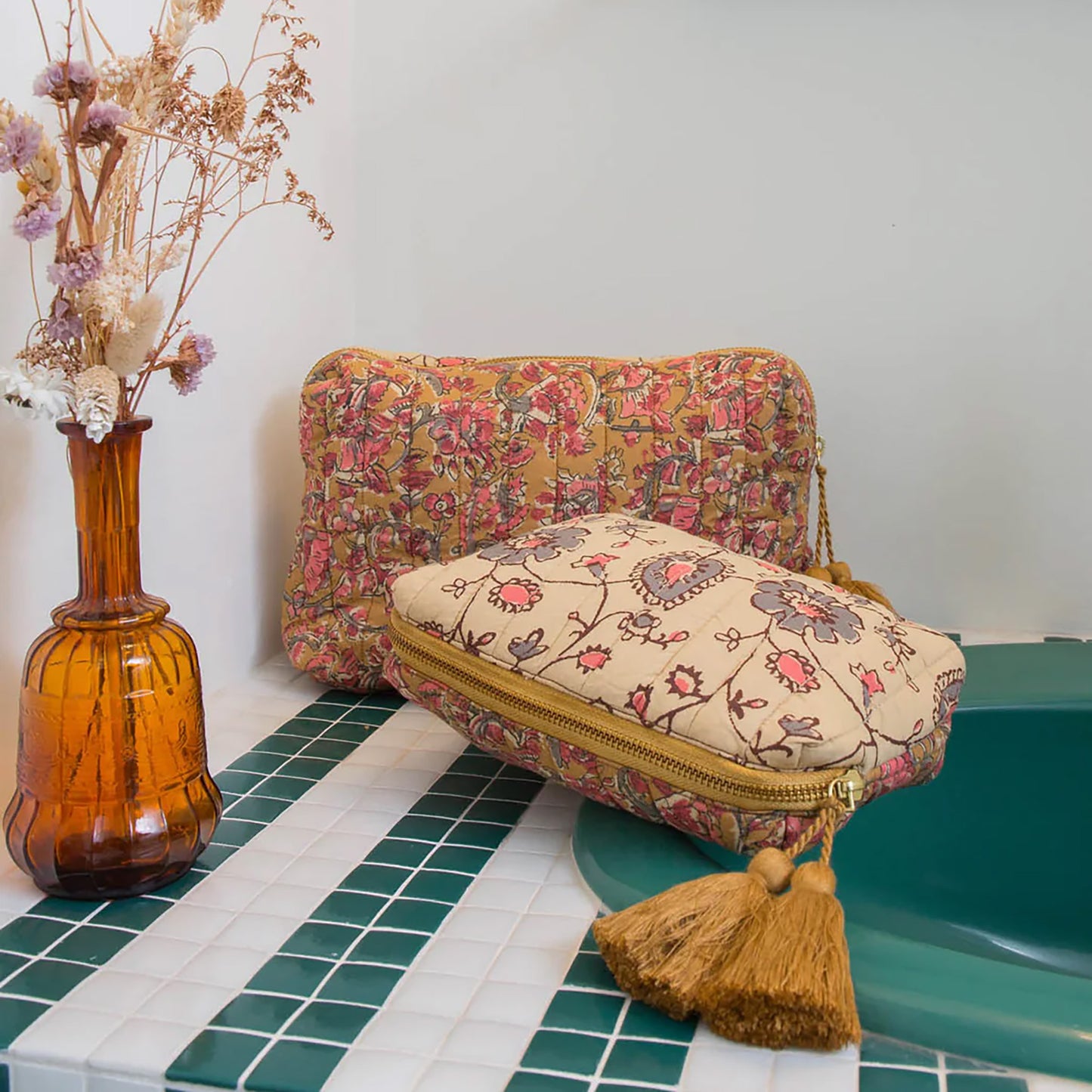 Pochette Teiki de Louise Misha, modèle Honey Cream Poem, chaque face avec un imprimé fleuri différent