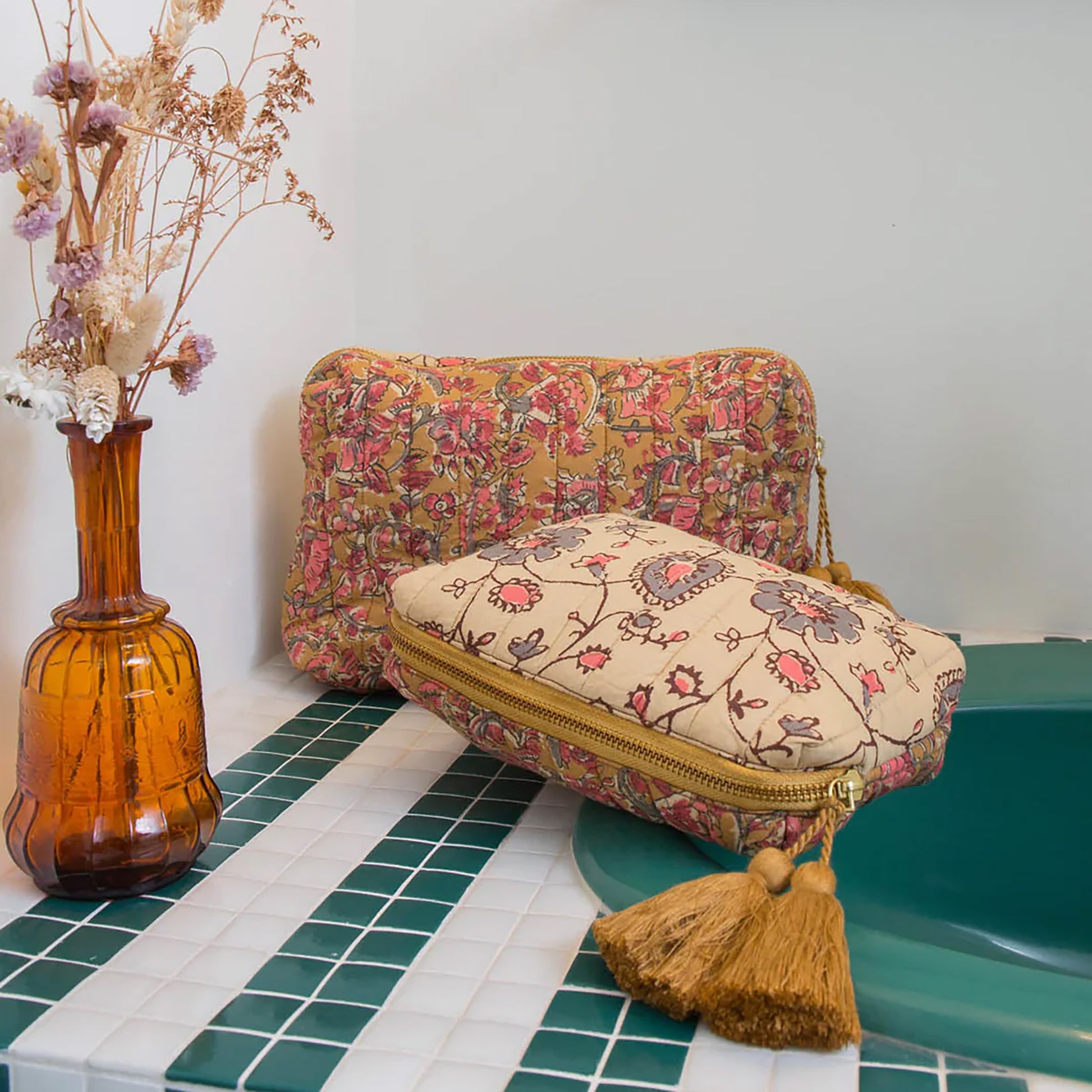 Pochette Teiki de Louise Misha, modèle Honey Cream Poem, chaque face avec un imprimé fleuri différent