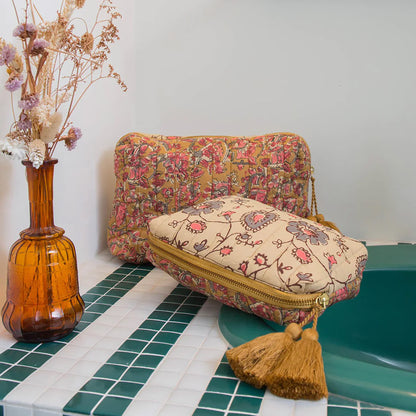 Pochette Teiki de Louise Misha, modèle Honey Cream Poem, chaque face avec un imprimé fleuri différent