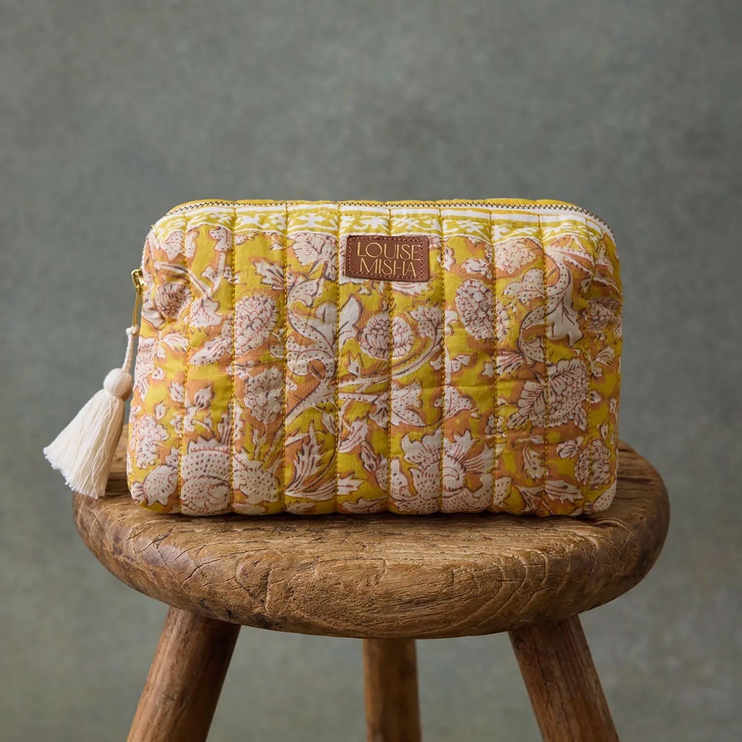 Pochette Teiki de Louise Misha, modèle Honey Mountain Avens, en coton imprimé fleuri avec une frise, doublure en coton unie