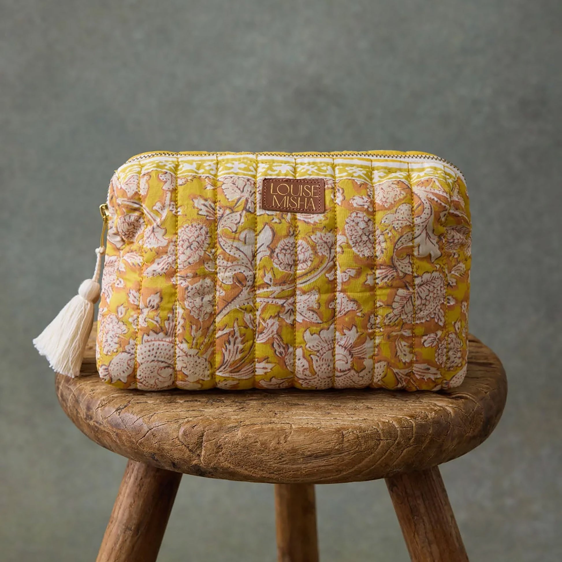 Pochette Teiki de Louise Misha, modèle Honey Mountain Avens, en coton imprimé fleuri avec une frise, doublure en coton unie