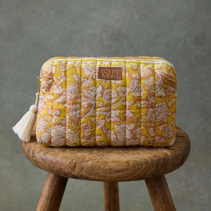 Pochette Teiki de Louise Misha, modèle Honey Mountain Avens, en coton imprimé fleuri avec une frise, doublure en coton unie
