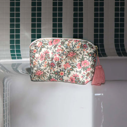 Pochette Teiki de Louise Misha, modèle Ivory Ench Field, en coton imprimé fleuri, doublure déperlante unie