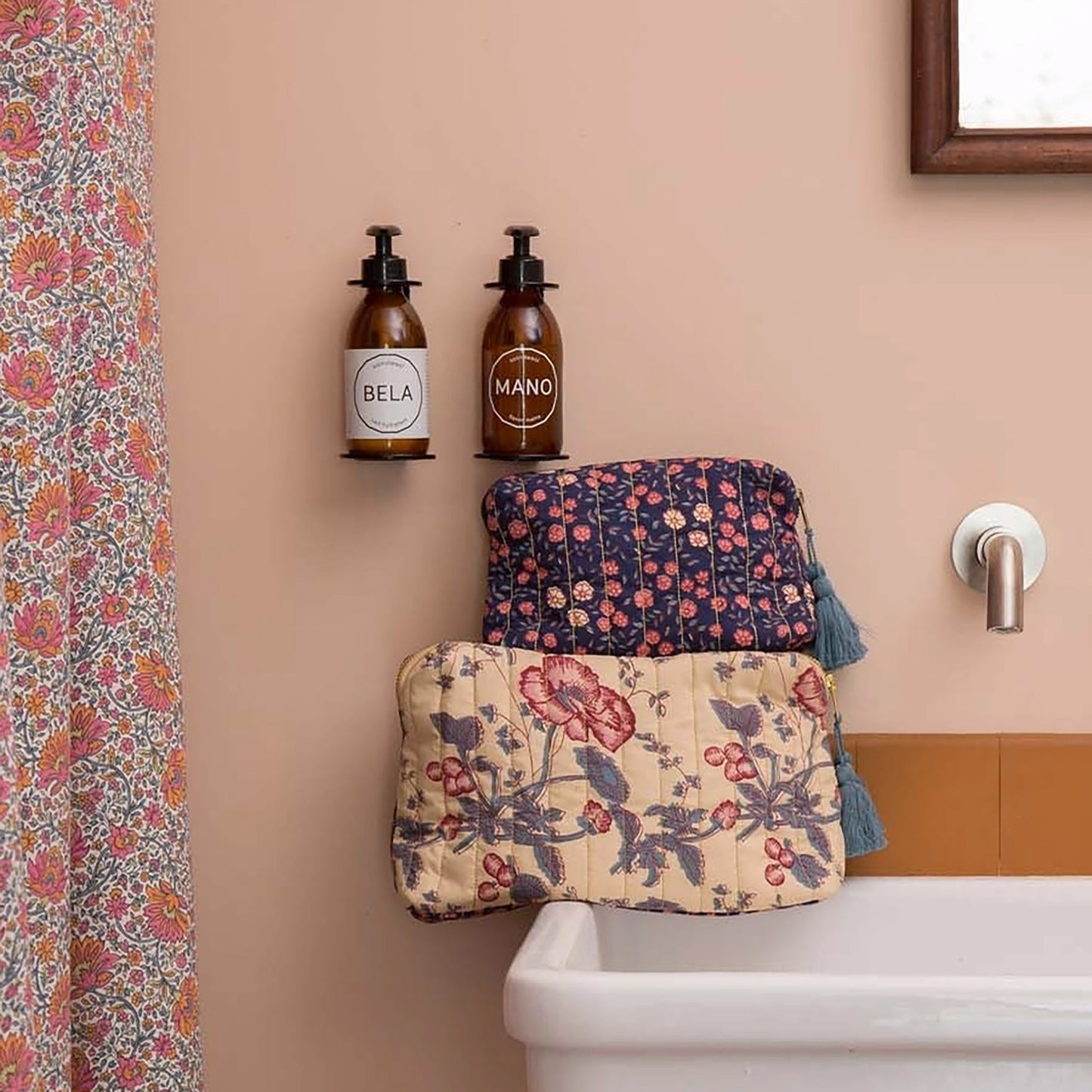 Pochette Teiki de Louise Misha, modèle Midnight Star Garden, en coton imprimé fleuri (un motif par face), doublure déperlante unie