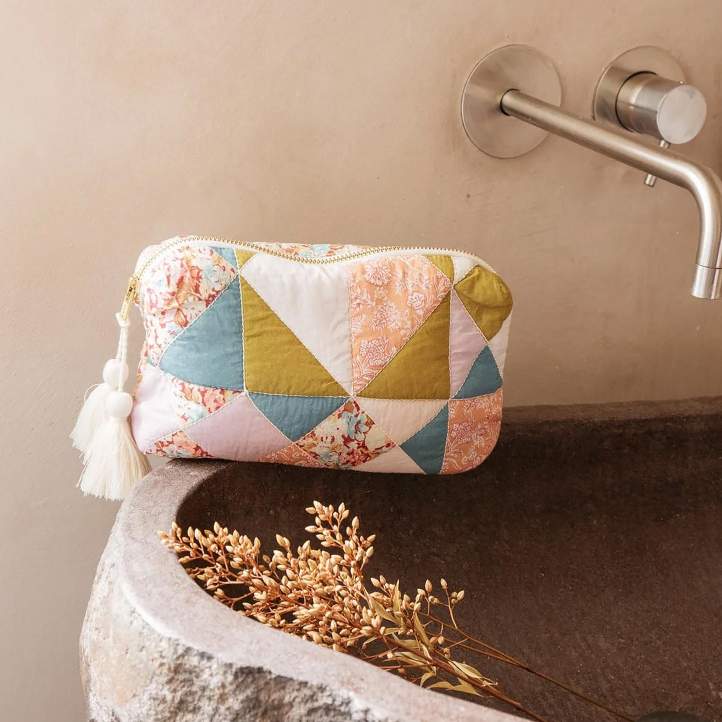 Pochette Teiki de Louise Misha, modèle Patch Sweet Pastel, une face patchwork et une face en coton imprimé fleuri, doublure coton unie