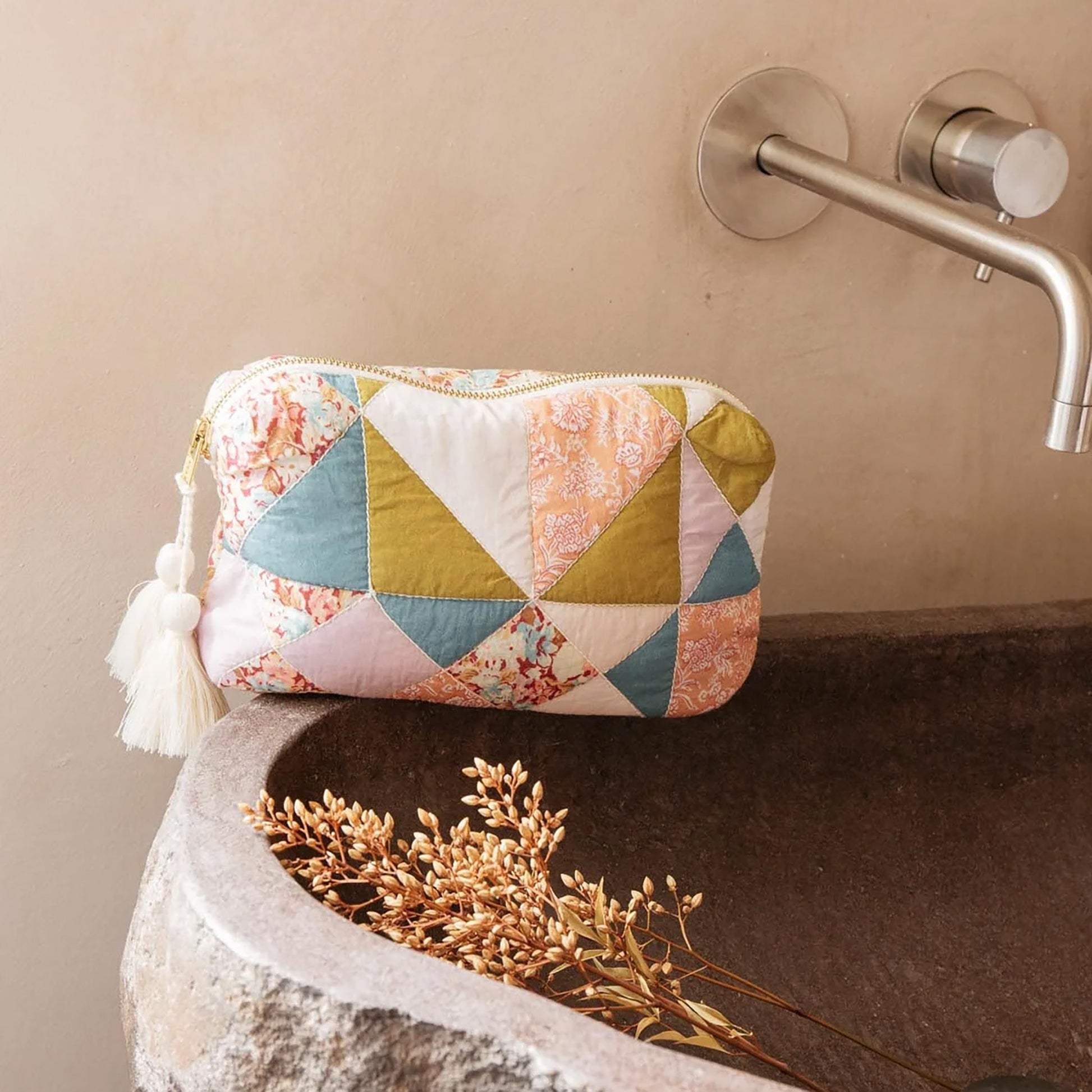 Pochette Teiki de Louise Misha, modèle Patch Sweet Pastel, une face patchwork et une face en coton imprimé fleuri, doublure coton unie