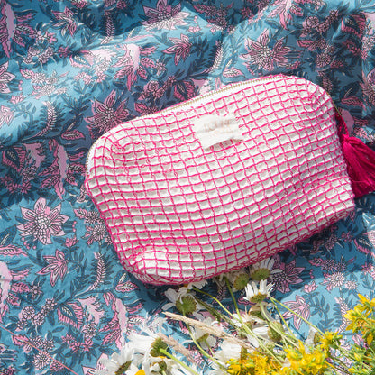 Pochette Teiki de Louise Misha, modèle Waffle Pink, extérieur en nid d'abeille contrasté, doublure fleurie