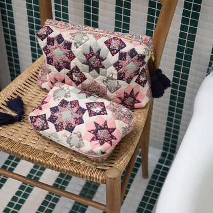 Pochette Teiki de Louise Misha, modèle Star Blush Flow, une face en patchwork et une face en coton imprimé fleuri, doublure coton unie