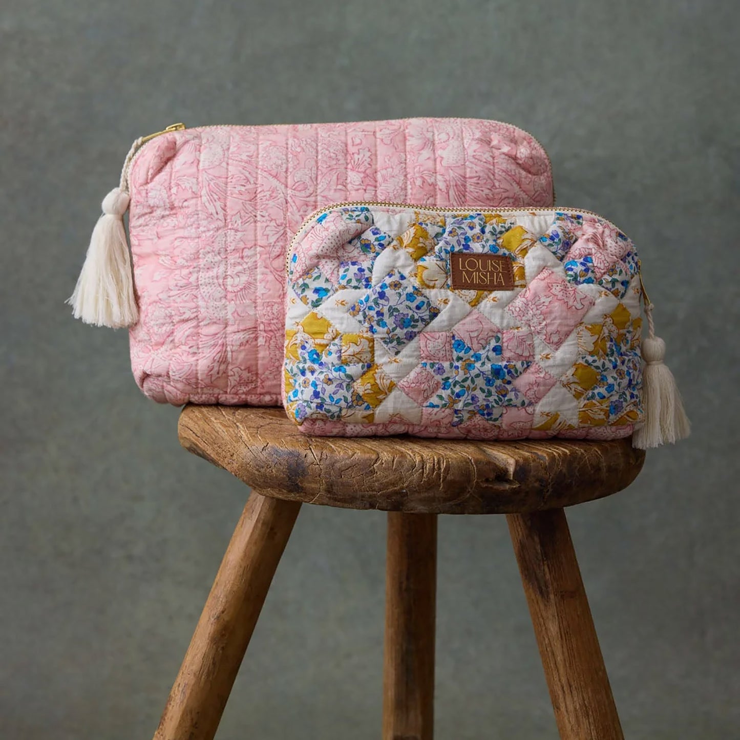 Pochette Teiki de Louise Misha, modèle Star Pattern Avens, une face en patchwork et une face en coton imprimé fleuri, doublure coton unie