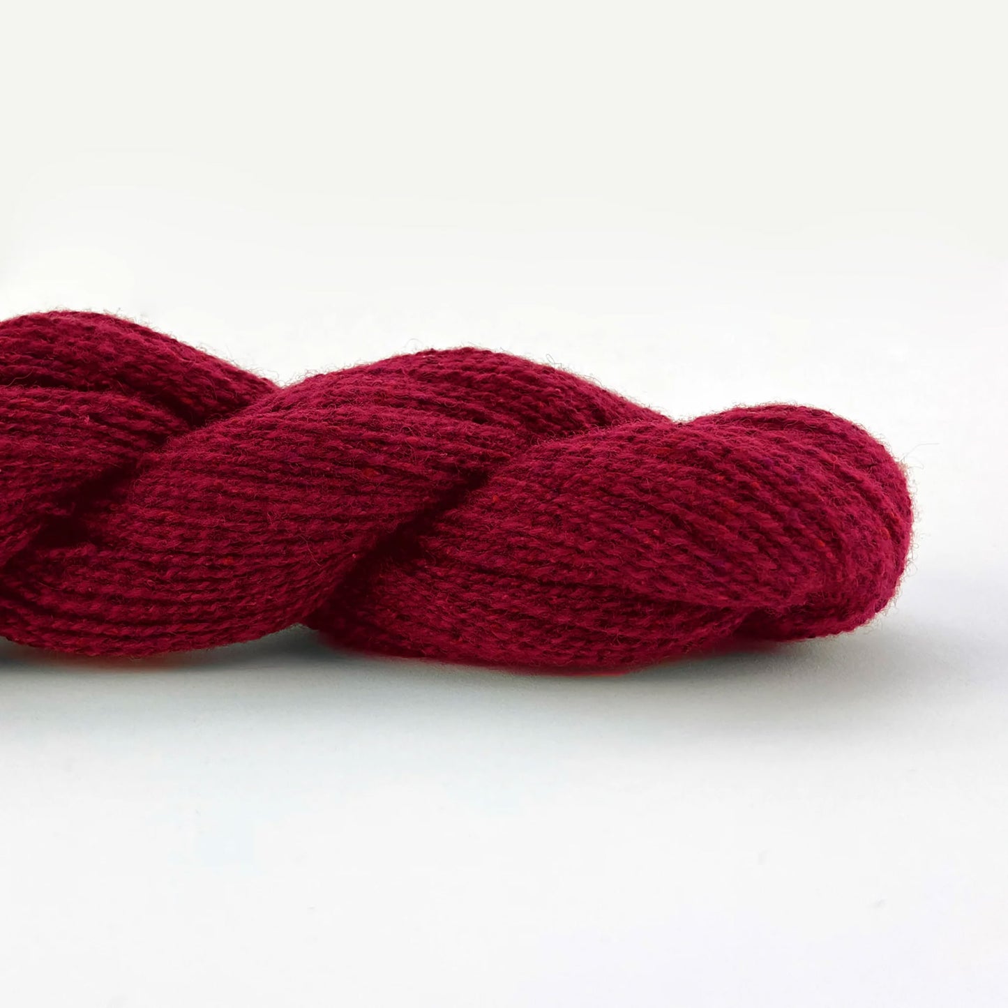 Echeveau de Tosh Pebble de MadelineTosh, coloris Syrah (Mill Dyed)