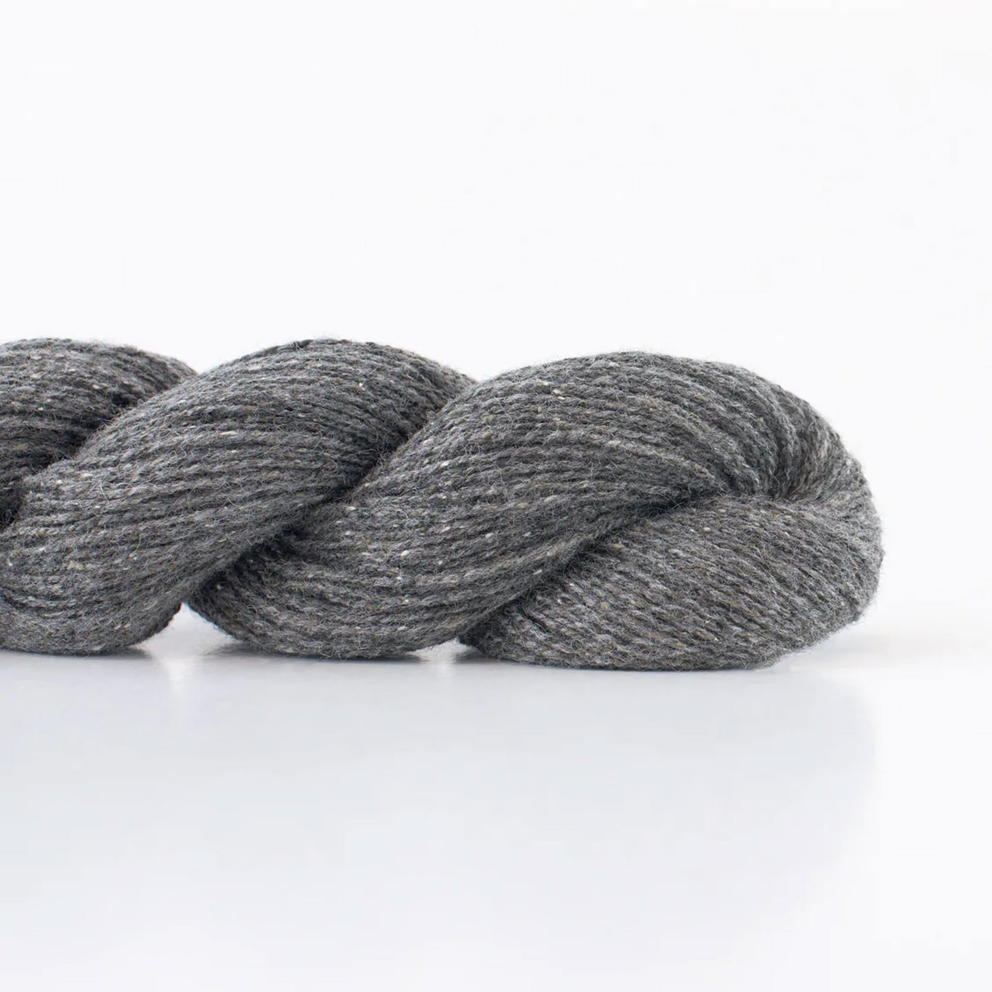Echeveau de Tosh Pebble de MadelineTosh, coloris Tar (Mill Dyed)