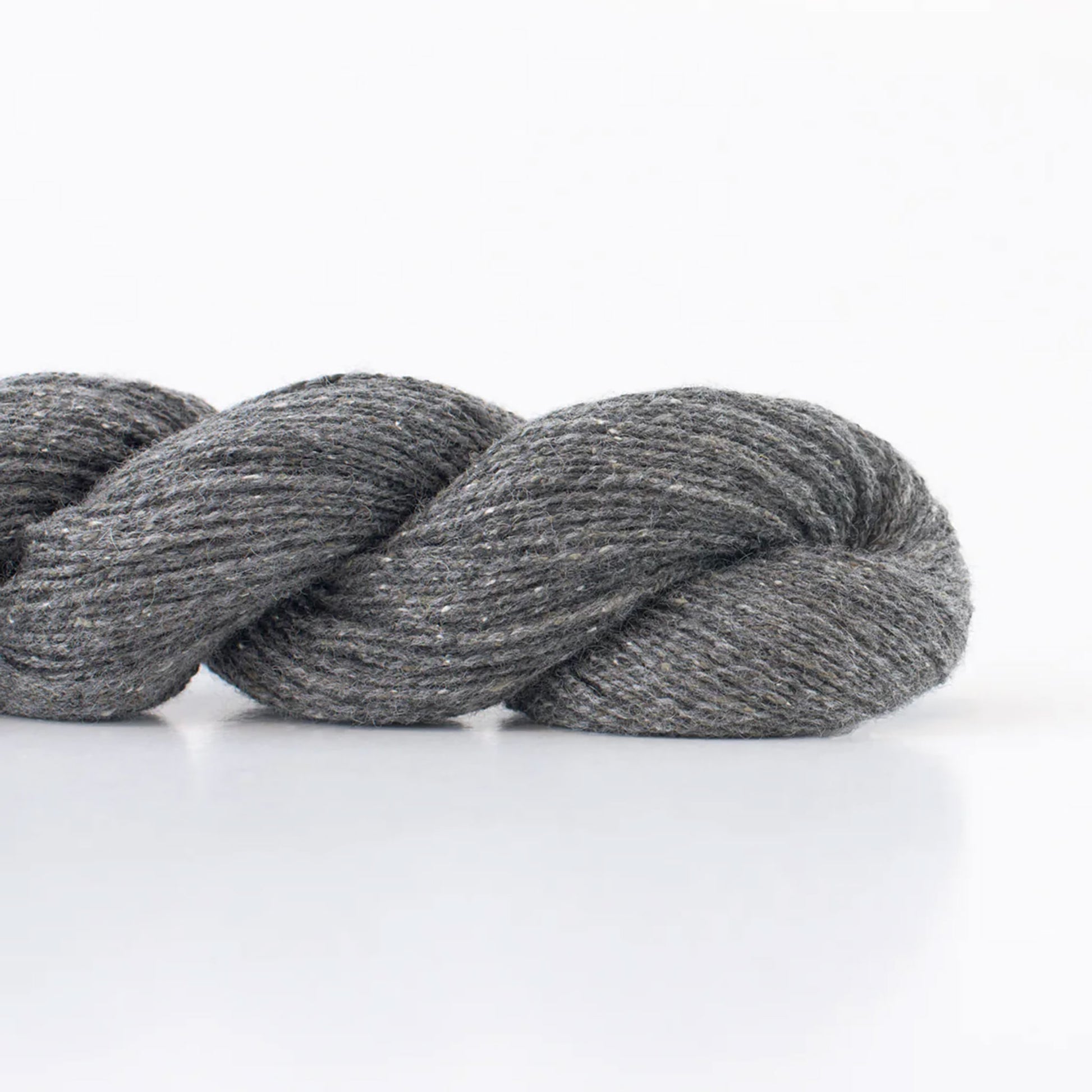 Echeveau de Tosh Pebble de MadelineTosh, coloris Tar (Mill Dyed)