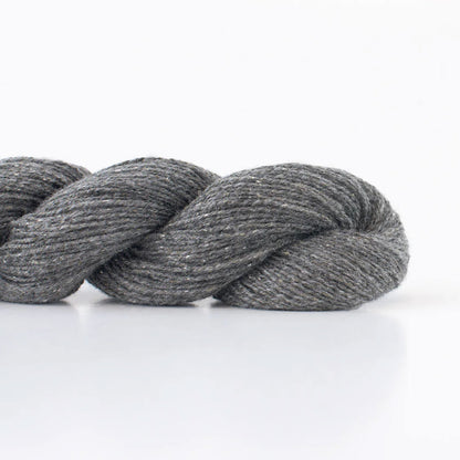 Echeveau de Tosh Pebble de MadelineTosh, coloris Tar (Mill Dyed)