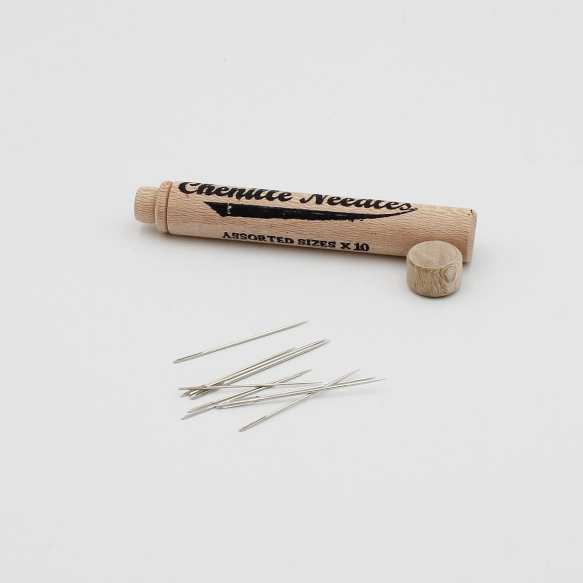 Tube en bois contenant un assortiment d'aiguilles "chenille" de Merchant & Mills