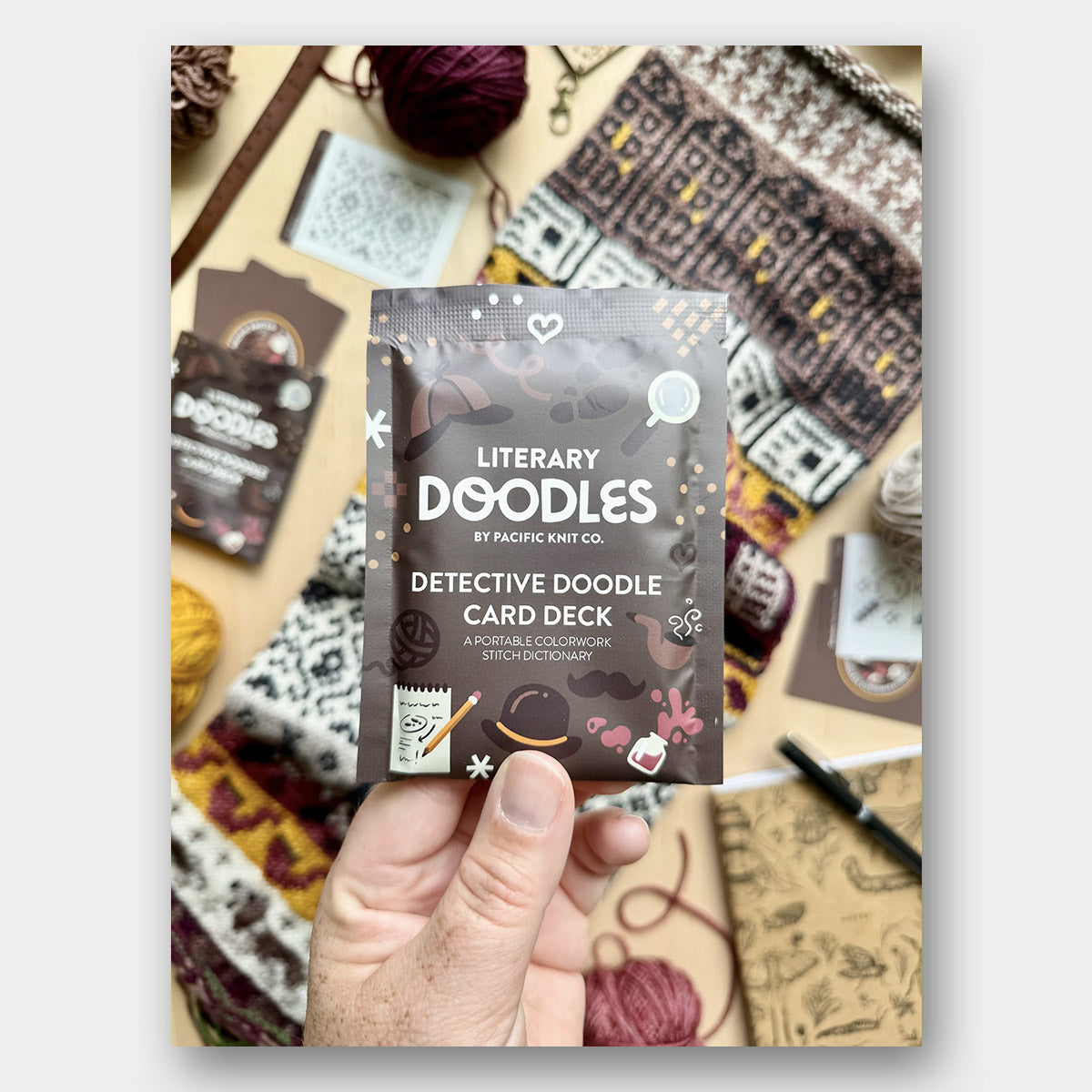 Doodle Card Deck de Pacific Knits Co, modèle Detective (foil pack)