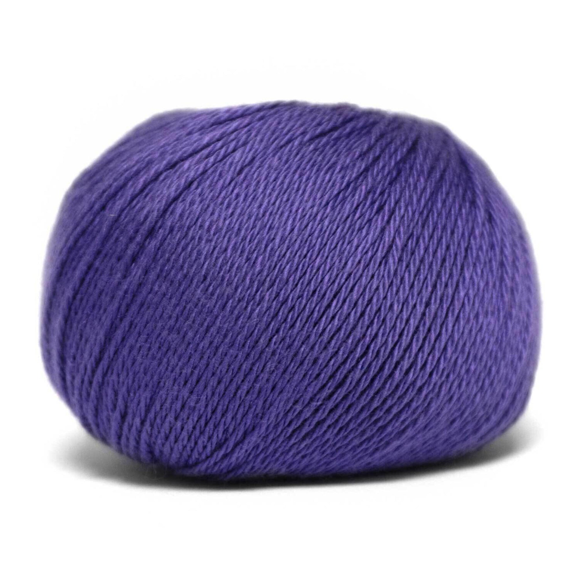 Pelote de Cumbria de Pascuali, mélange de coton pima et viscose de bambou, coloris 337 Prune