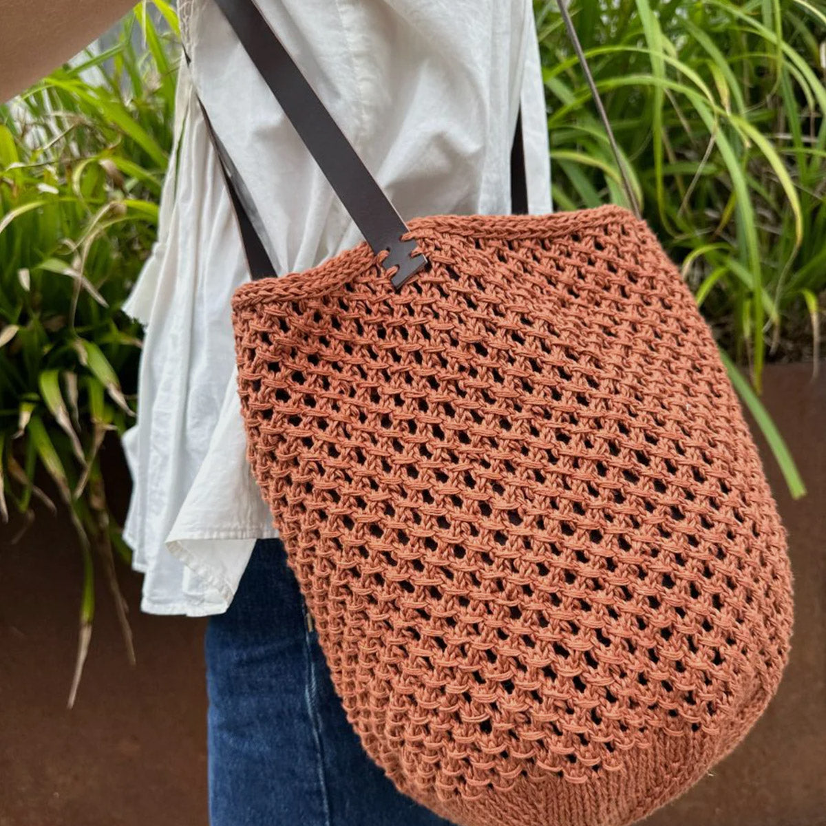 Anses en cuir pour le French Market Bag de PetiteKnit coloris Dark Brown