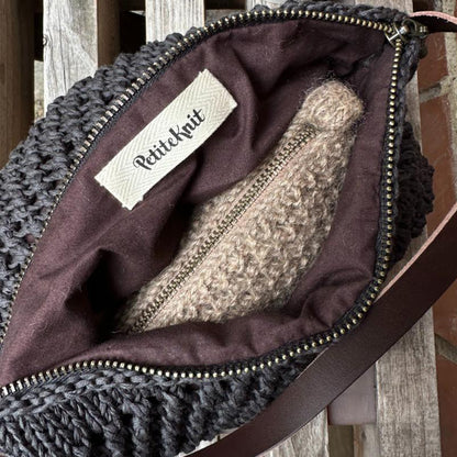 Exemple de doublure pour clutch de PetiteKnit coloris chocolat cousue