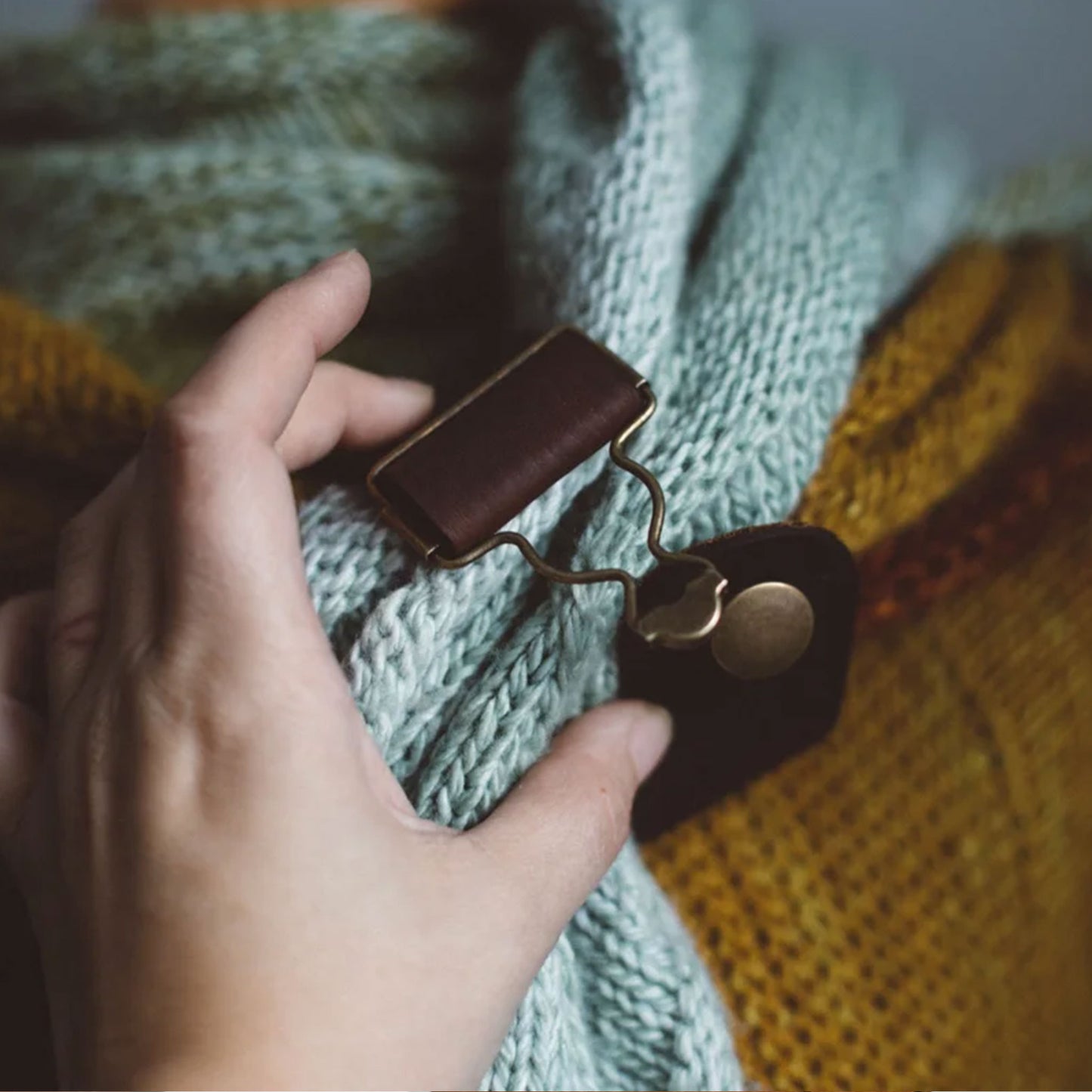 Shawl Cuff (bracelet de châle) de Purl & Hank, modèle Overall Belt, coloris Brun