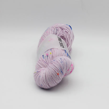 Echeveau de Dashing Fingering de Qing Fibre coloris Frost