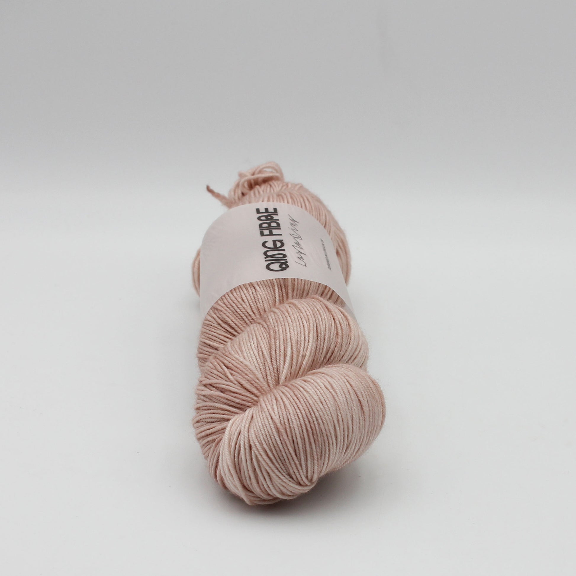 Echeveau de Dashing Fingering de Qing Fibre coloris Latte