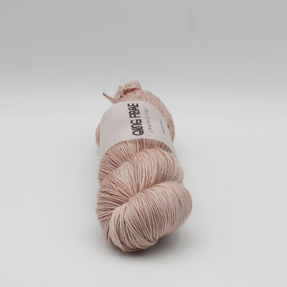 Echeveau de Dashing Fingering de Qing Fibre coloris Latte