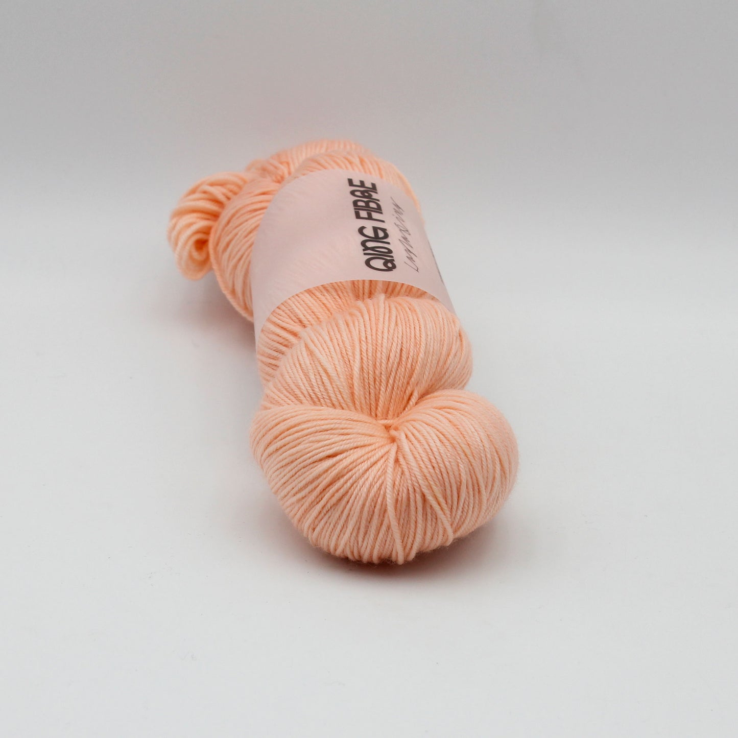 Echeveau de Dashing Fingering de Qing Fibre coloris Peachy