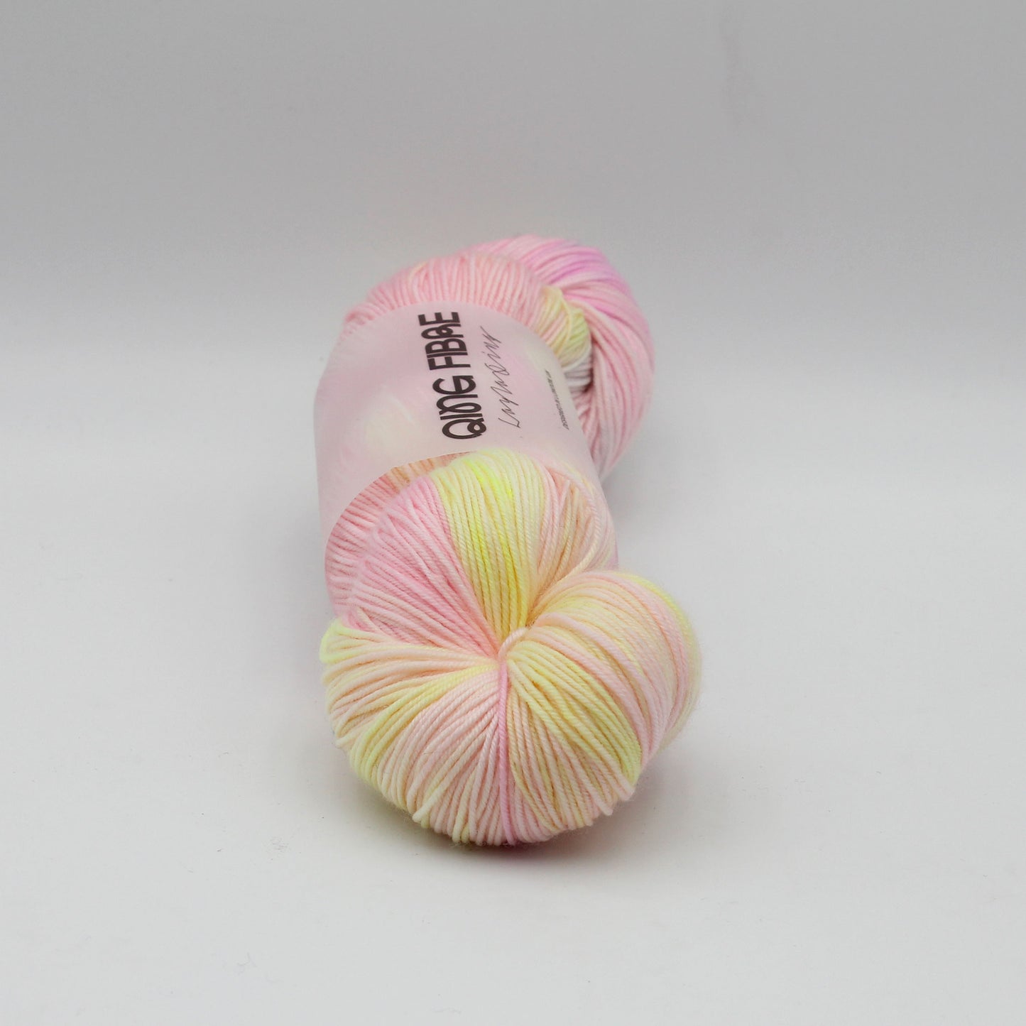 Echeveau de Dashing Fingering de Qing Fibre coloris Pretty in Punk
