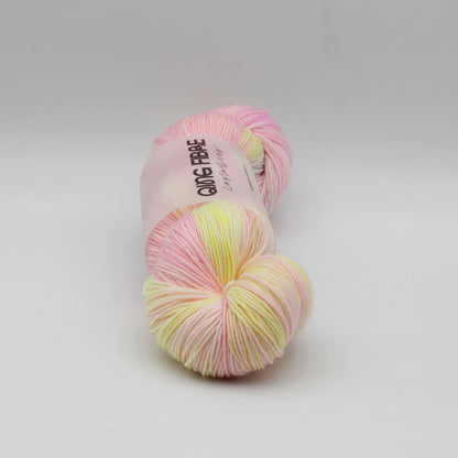 Echeveau de Dashing Fingering de Qing Fibre coloris Pretty in Punk