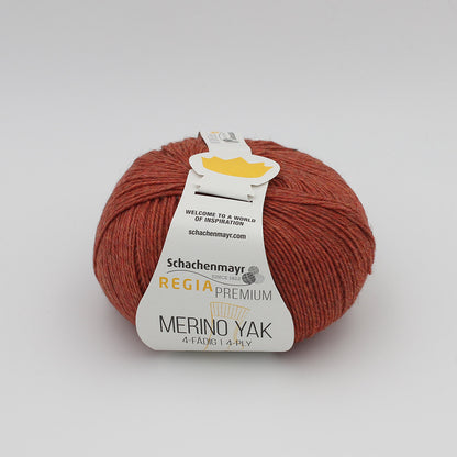 Une pelote de Regia Premium Merino Yak coloris Brique