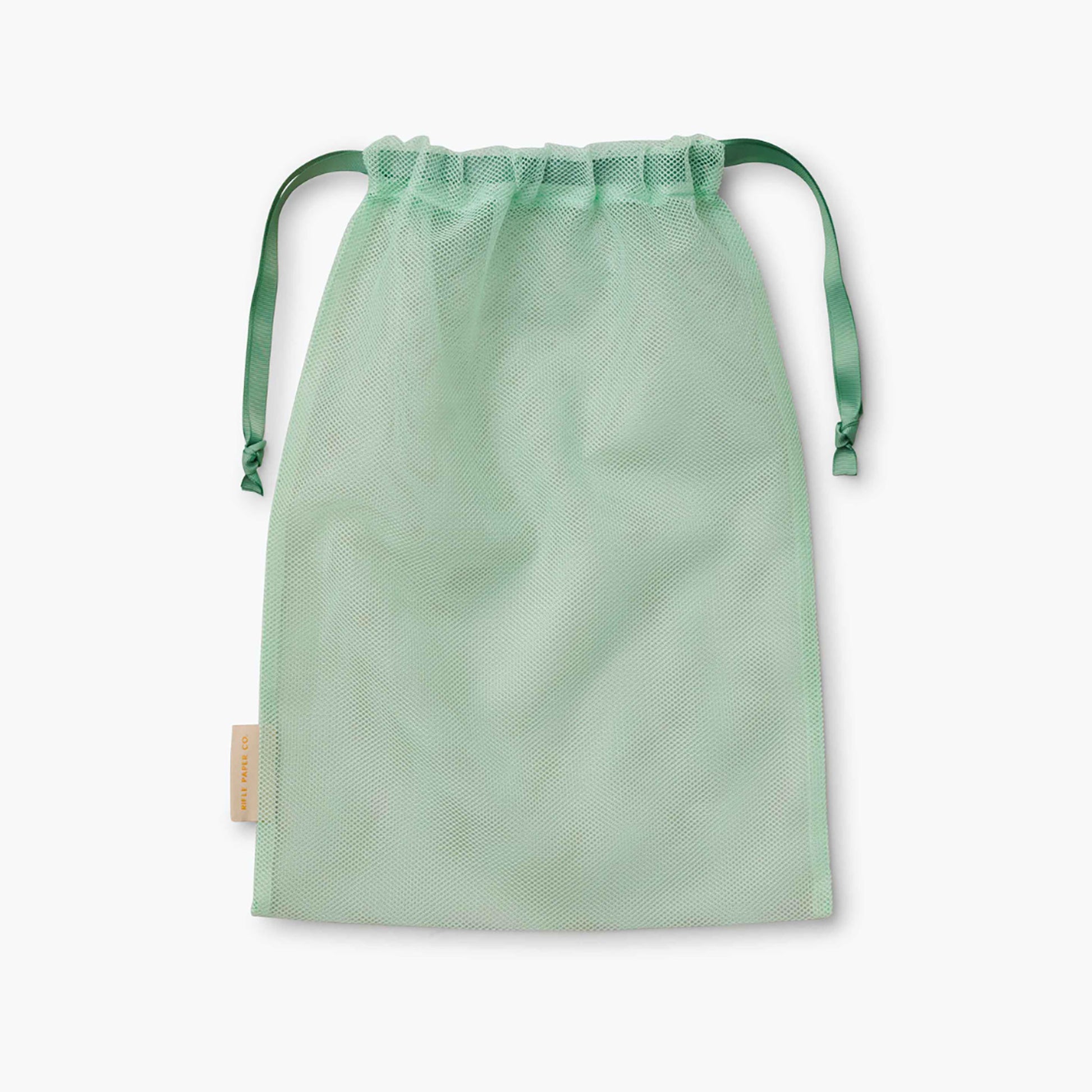 Sac à linge inclus dans le set de malettes de rangement Rosa de Rifle Paper Co