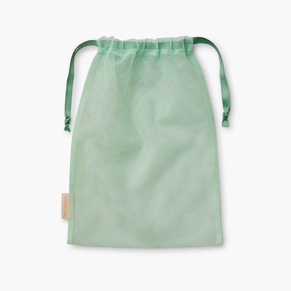 Sac à linge inclus dans le set de malettes de rangement Rosa de Rifle Paper Co