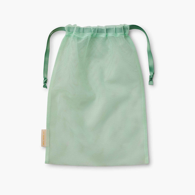 Sac à linge inclus dans le set de malettes de rangement de Rifle Paper Co