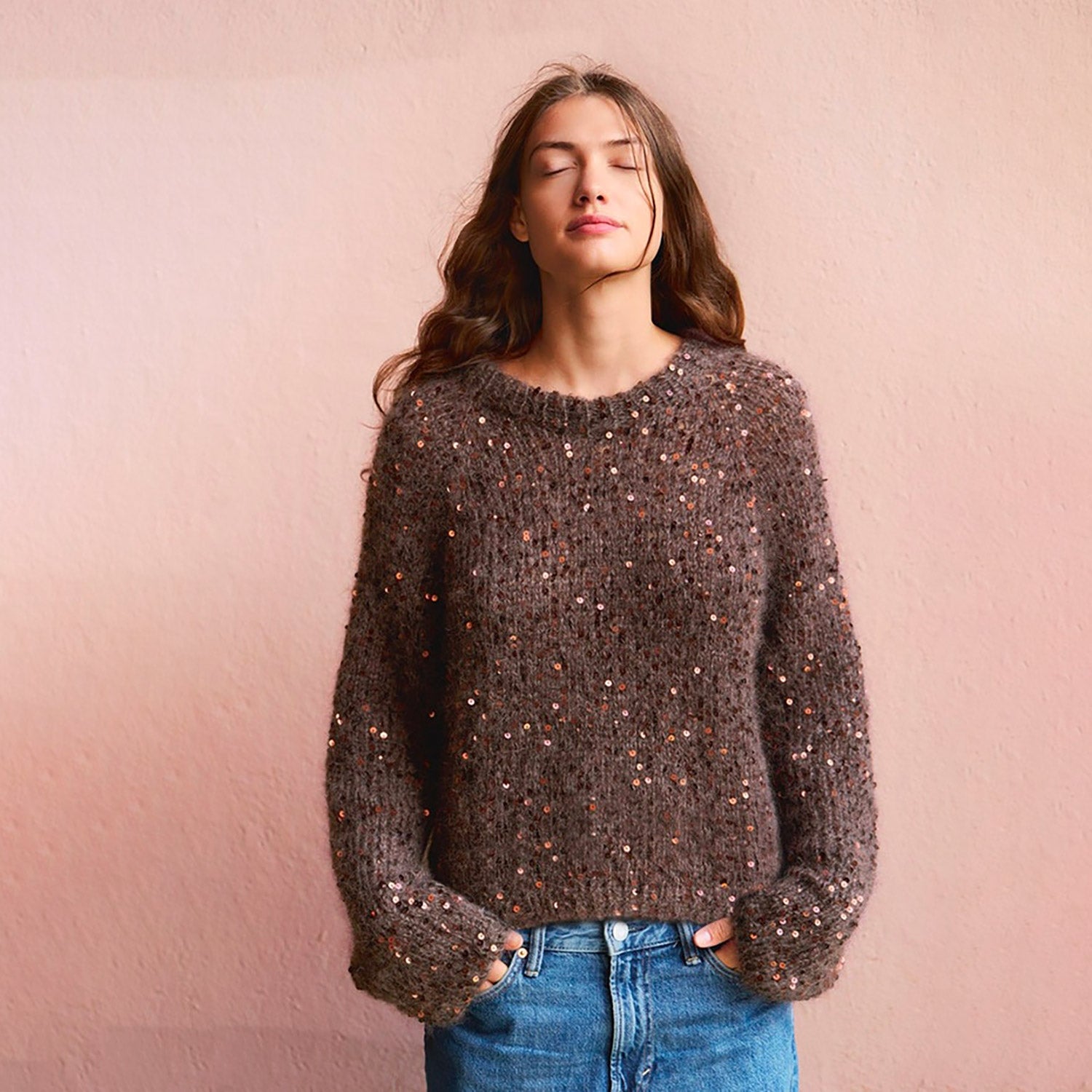 Exemple de rendu tricoté du fil Paljett de Sandnes Garn (doublant un fil mohair très épais)