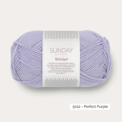 Pelote de mérinos non superwash Sunday de Sandnes Garn, collection Petite Knit, coloris 5012 Perfect Purple