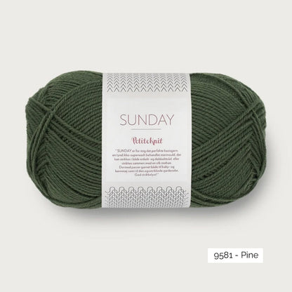 Pelote de mérinos non superwash Sunday de Sandnes Garn, collection Petite Knit, coloris 9581 Pine