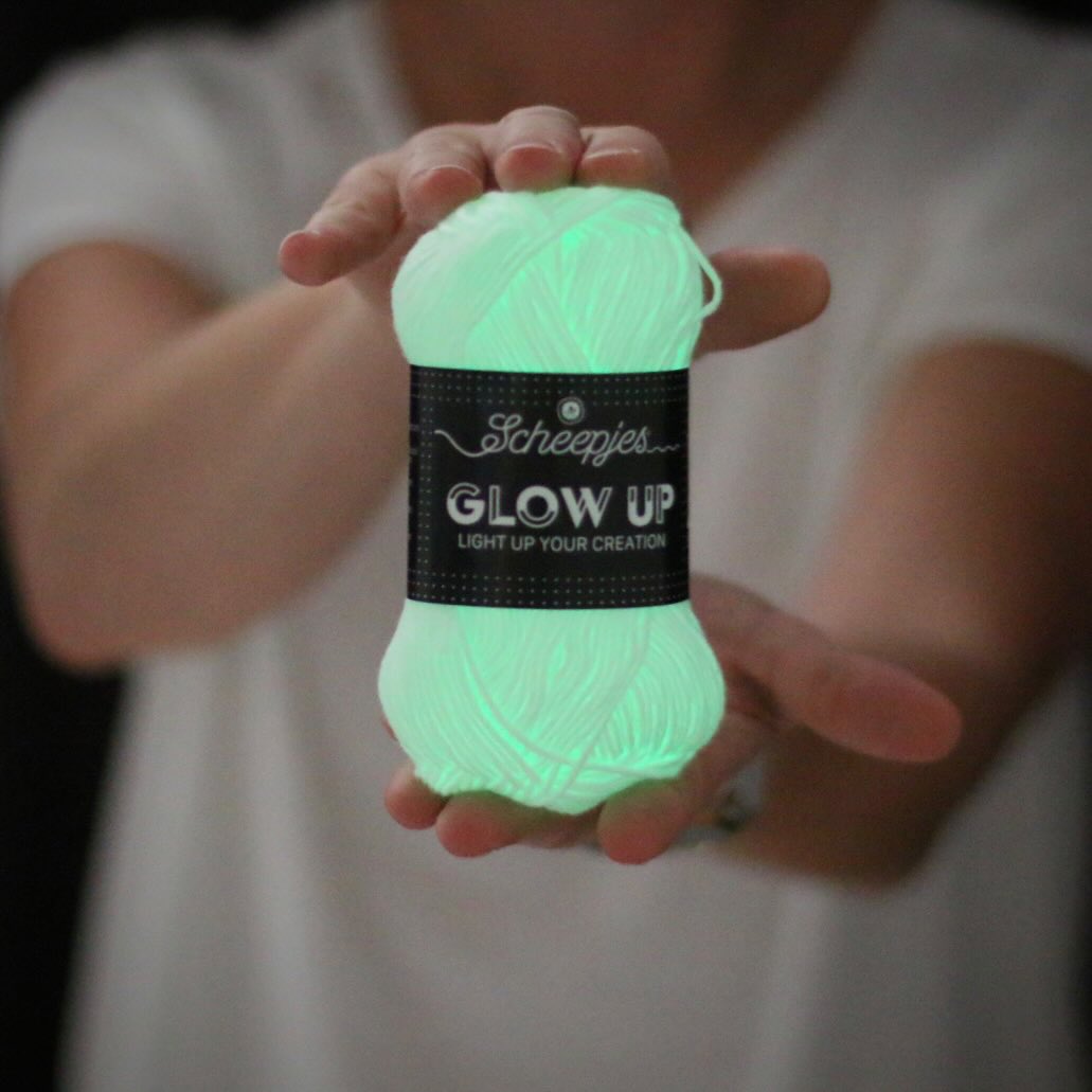 Pelote de Glow Up de Scheepjes, fil phosphorescent pour tricot et crochet