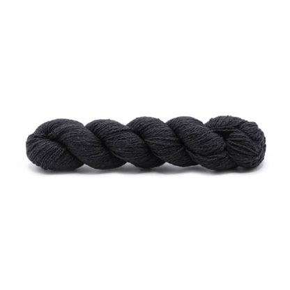Echeveau de bourette de soie de Spun Silk Yarns, coloris 133 Chrome Black