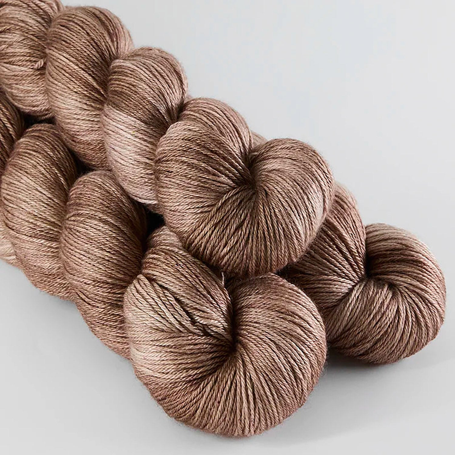 Echeveaux de Merino Silk de Sysleriget coloris Nougat Mousse