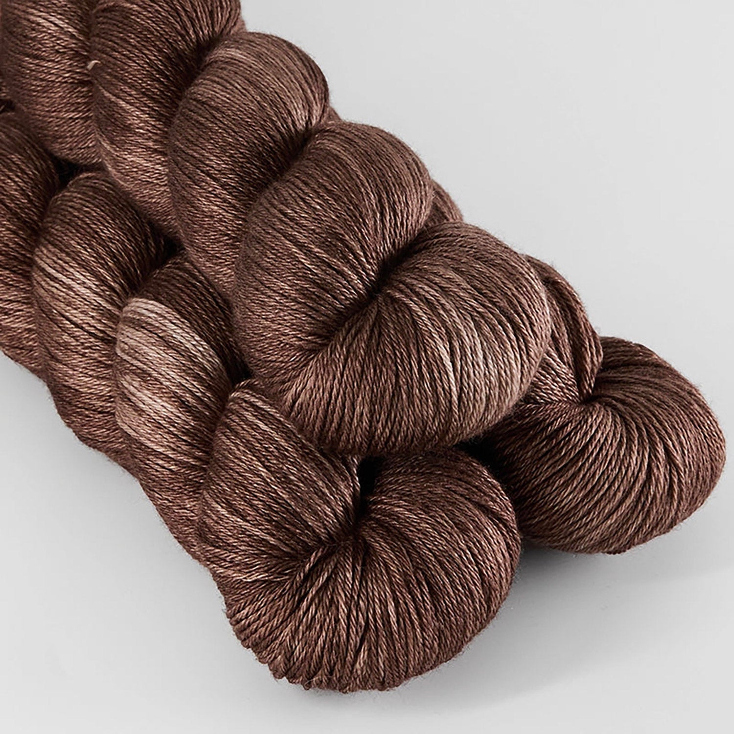 Echeveaux de Merino Silk de Sysleriget coloris Pecan Brown