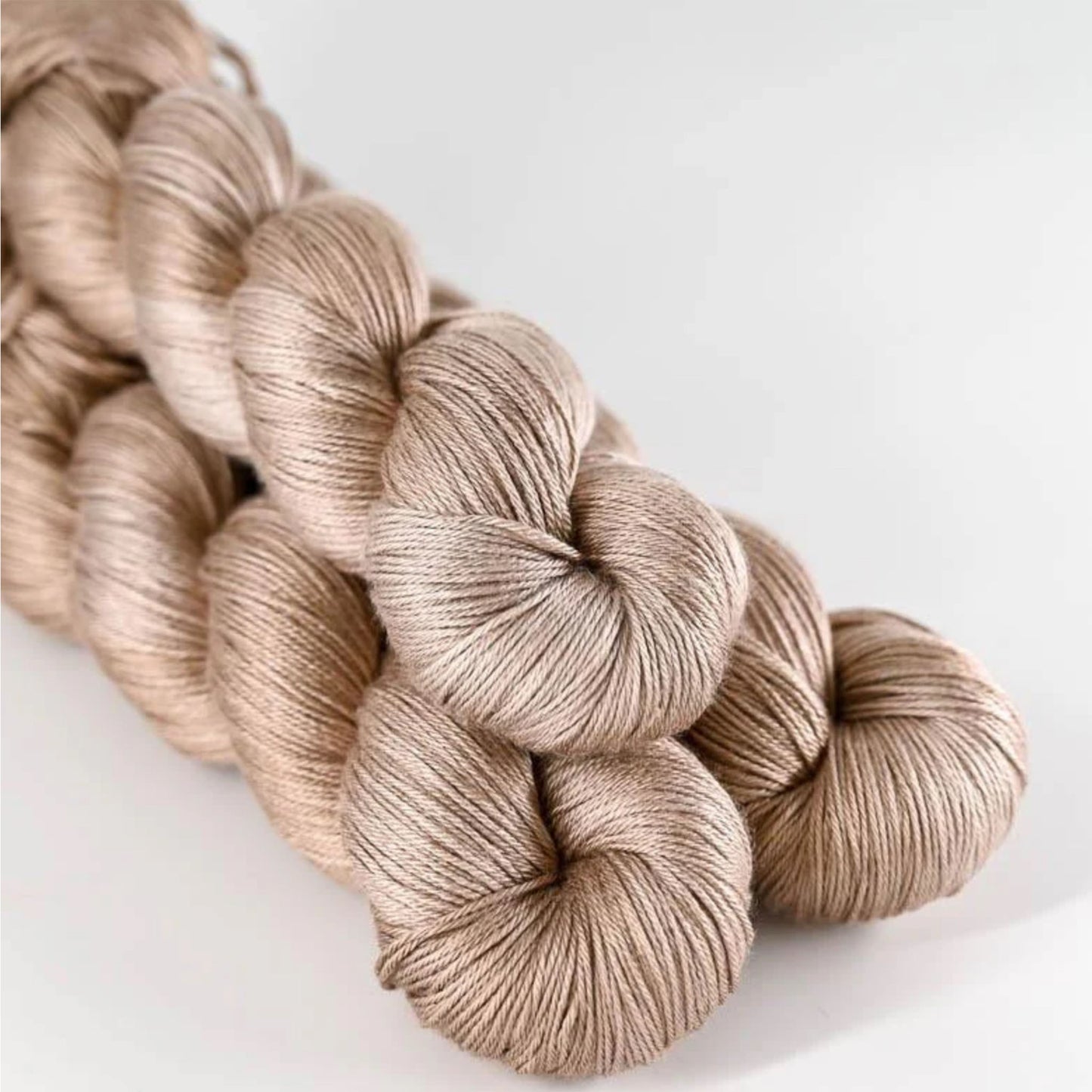 Echeveau de Pure Silk de Sysleriget coloris Nougat Mousse