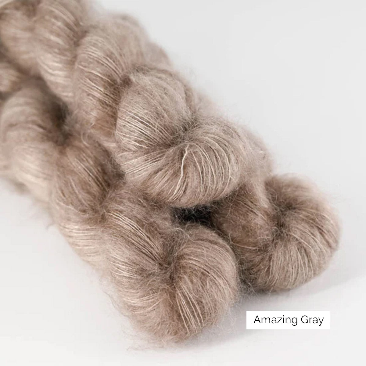 Couleur et texture du fil mohair et soie Silk Mohair de Sysleriget, coloris Amazing Gray