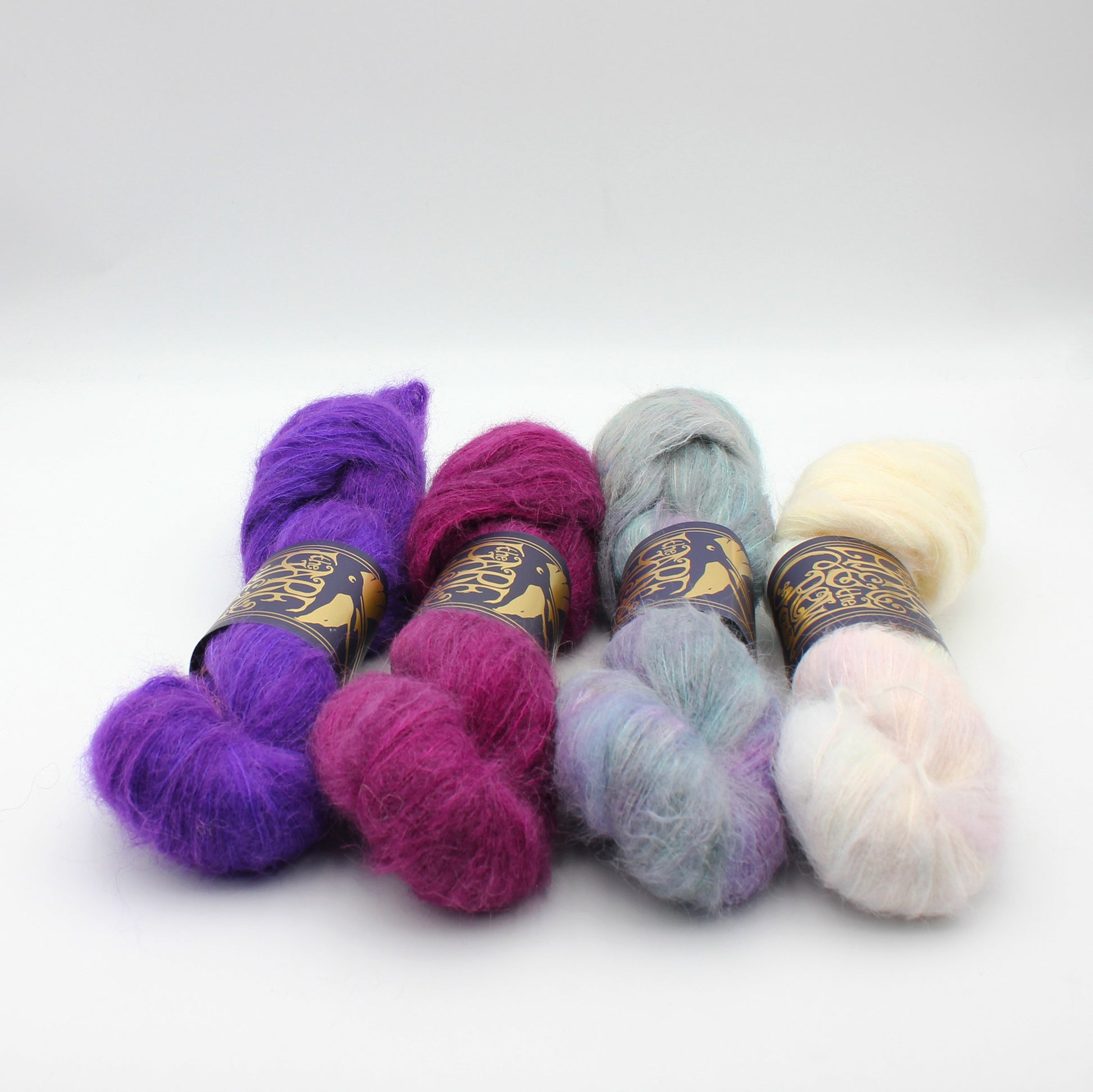 Echeveaux de Furisode Suri-Silk de The Hare & The Crow, coloris (de gauche à droite) Hypselodoris, Fig, Abalone, Lux