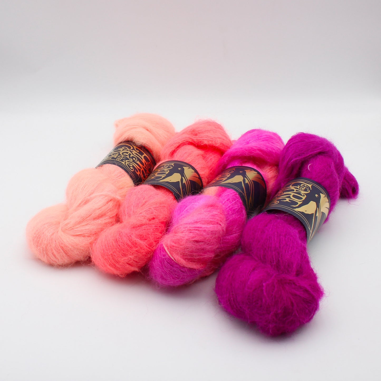 Echeveaux de Furisode Suri-Silk de The Hare & The Crow, coloris (de gauche à droite) Corange, Hawaiian Fun Barbie, Pæonia Sebastian Maas, Fuchsia as Foretold