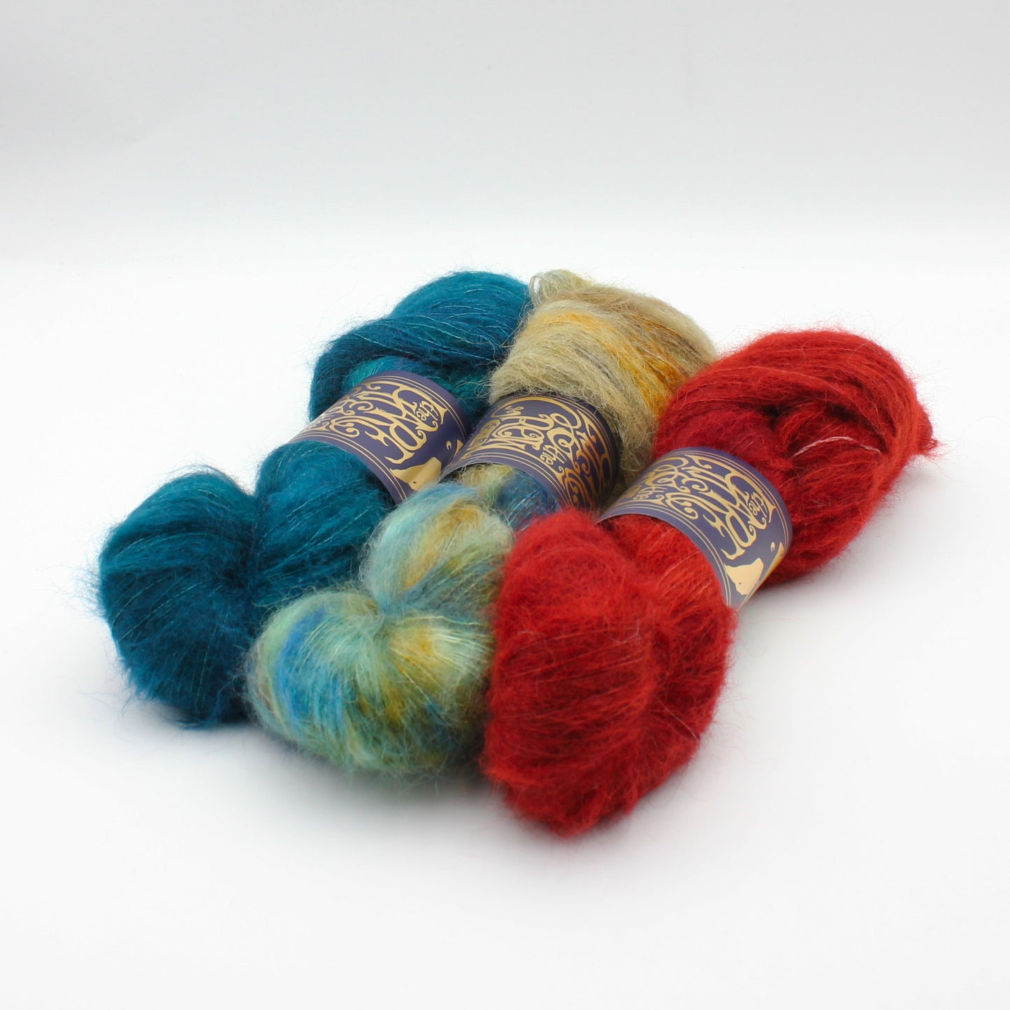 Echeveaux de Furisode Suri-Silk de The Hare & The Crow, coloris (de gauche à droite) : Kharybdis, Kausui et Sumac