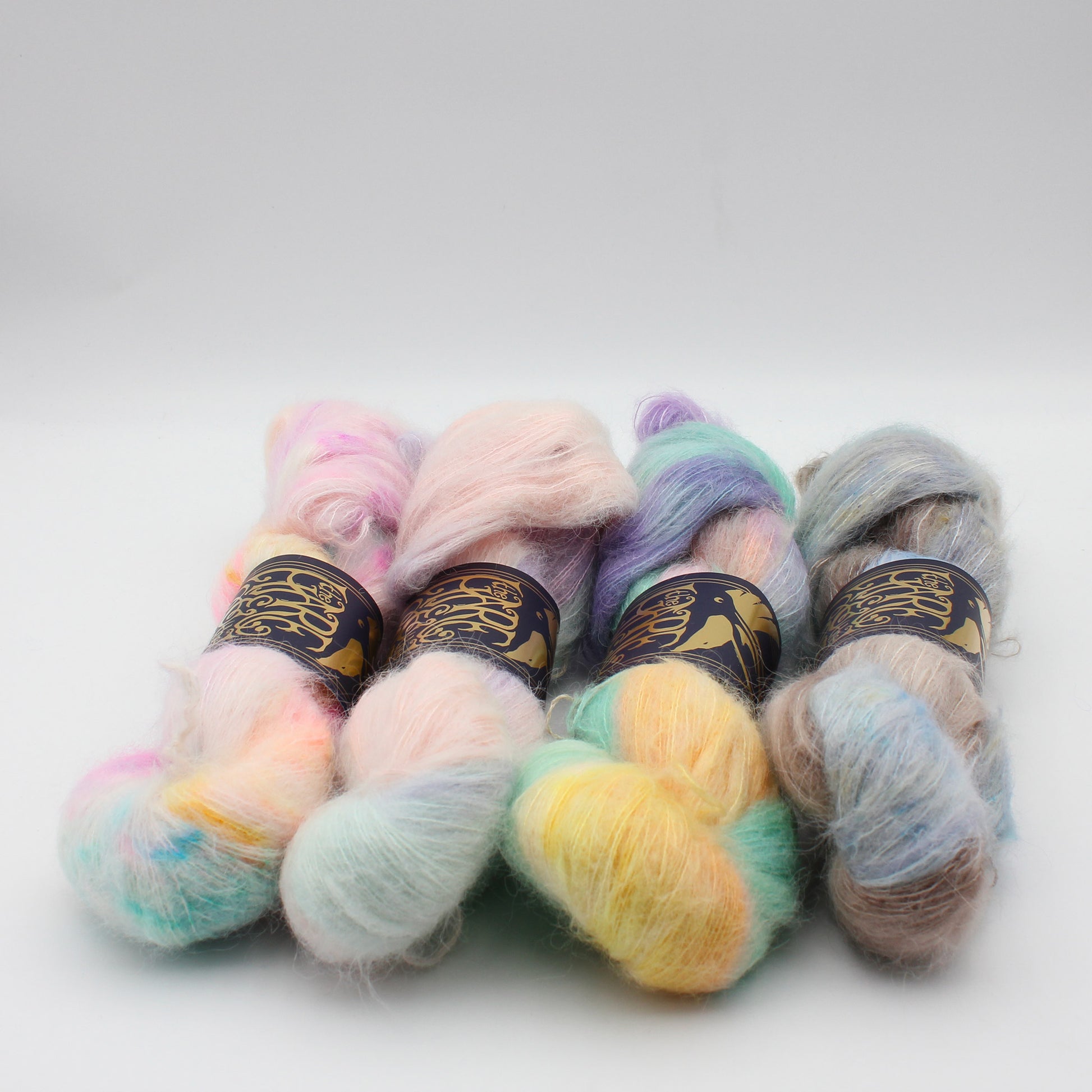 Echeveaux de Furisode Suri-Silk de The Hare & The Crow, coloris (de gauche à droite) Kawaii, Licorne (Aquarelle), Huntr/X et Dami