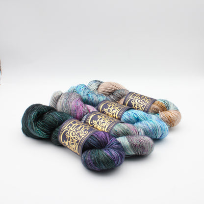 Echeveaux de Kakebuton (merino single) de The Hare & The Crow, coloris (de gauche à droite) Somnum, Abalone, Catostylus, Dami