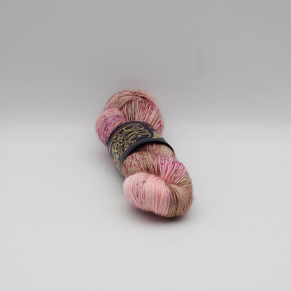 Echeveau de Kakebuton (merino single) de The Hare & The Crow, coloris Floribunda